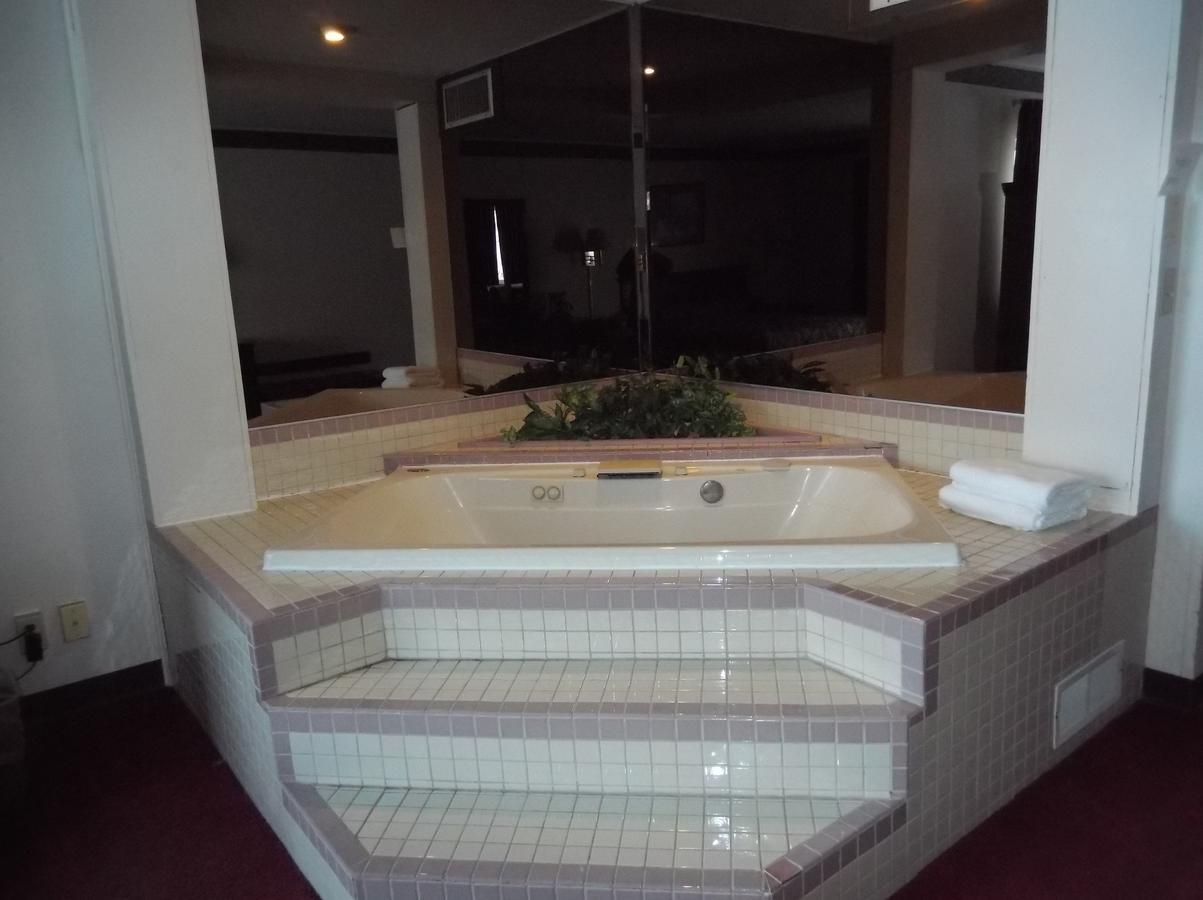 Cadillac Sands Resort Bagian luar foto